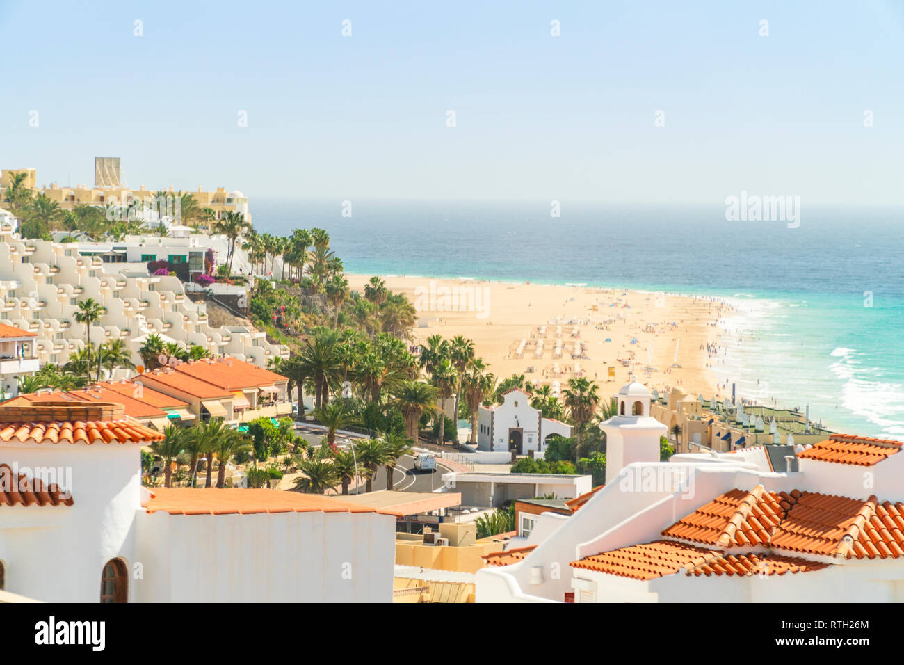 Weiße Häuser nad Resorts von weiten Sandstränden in Morro Jable, Jandia, Fuerteventura, Spanien Stockfoto