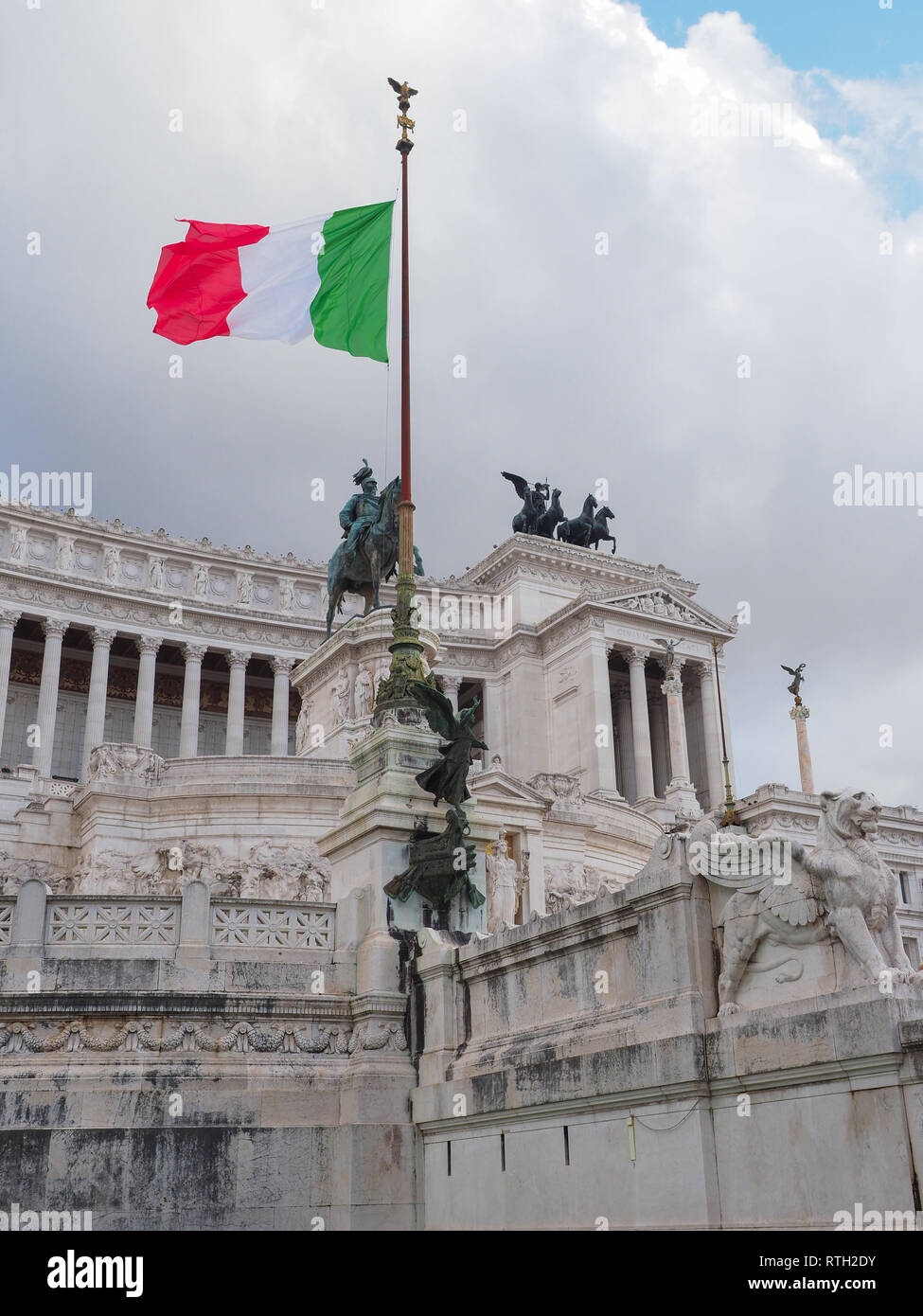 Vittorio Emanuele II-Denkmal wurde von Giuseppe Sacconi im Jahr 1885 konzipiert. Altar des Vaterlandes. Teil eines Tempels mit Skulpturen und eine italienische Flagge. Stockfoto