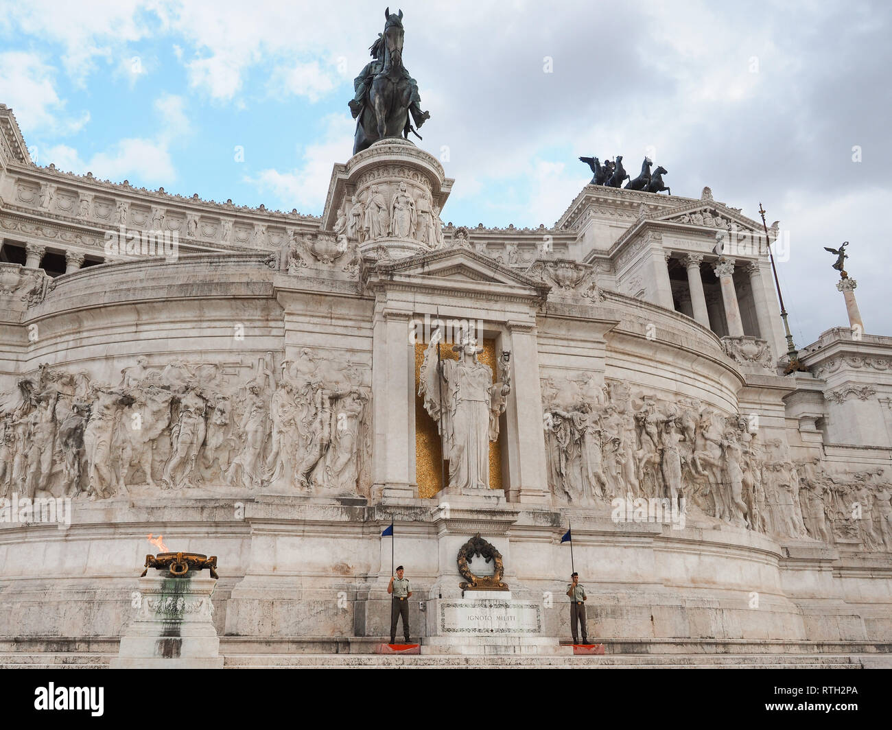 Majestic Vittorio Emanuele II-Denkmal, Altare della Patria. Grab des Unbekannten Soldaten, unter der Statue der Göttin Roma, mit der ewigen Flamme auf der linken Seite Stockfoto
