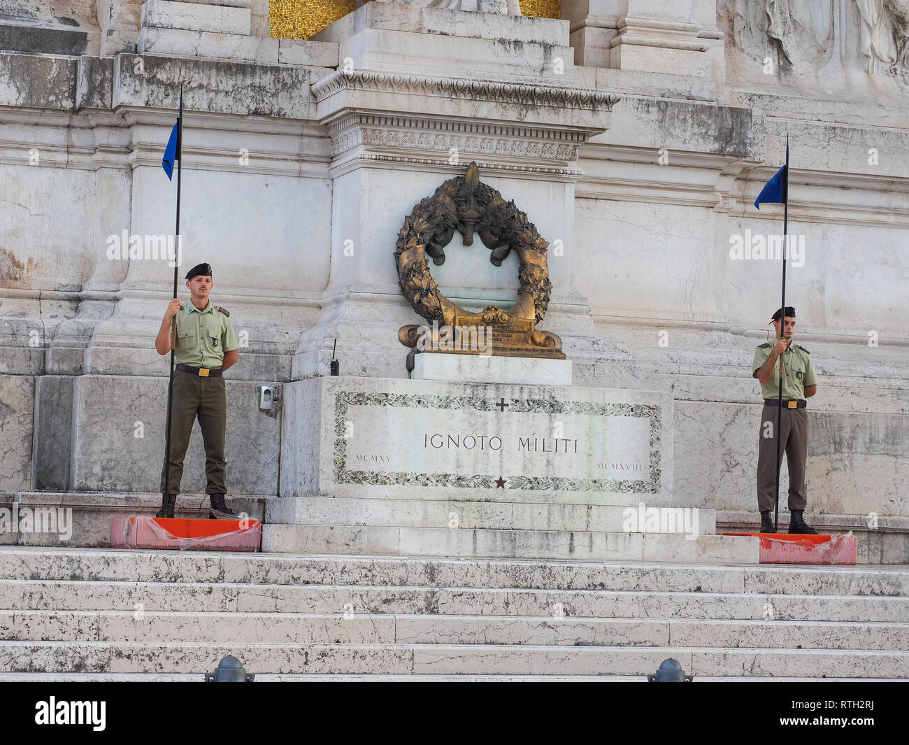 Erstaunlich und majestätischen Vittorio Emanuele II-Denkmal oder Altare della Patria. Grab des Unbekannten Soldaten mit ehrenamtlichen Schutzvorrichtungen auf beiden Seiten. Die Piazza Venezia. Stockfoto