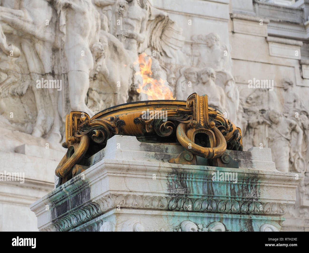Das brennende Feuer Altar oder ewige Flamme. Altar des Vaterlandes ehren ersten König von Italien Vittorio Emanuele II und dem Ersten Weltkrieg Soldaten in Rom Stockfoto