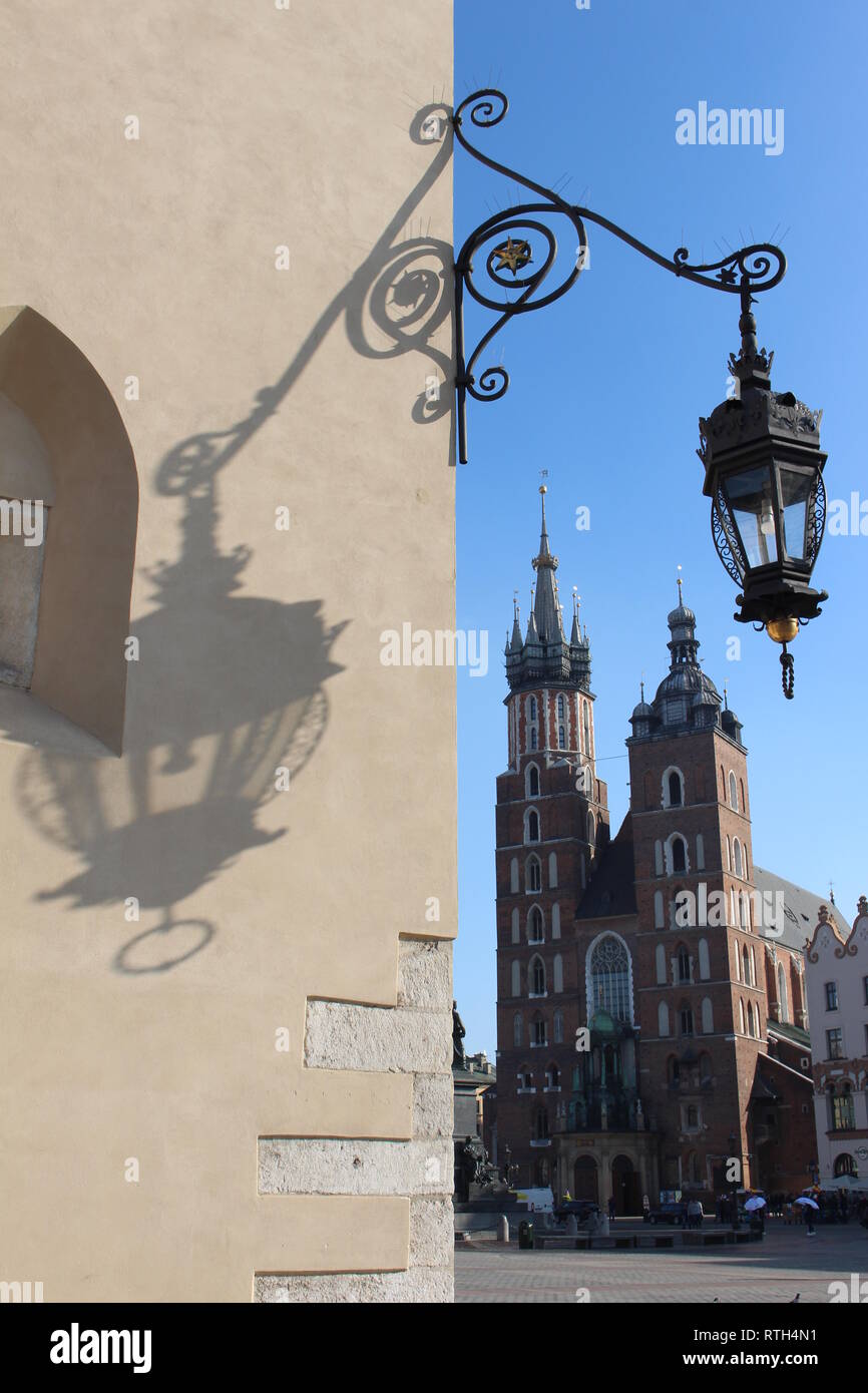 Der Schatten einer Lampe hat eine Herzform. Liebe Kraków. Altstadt. Stockfoto