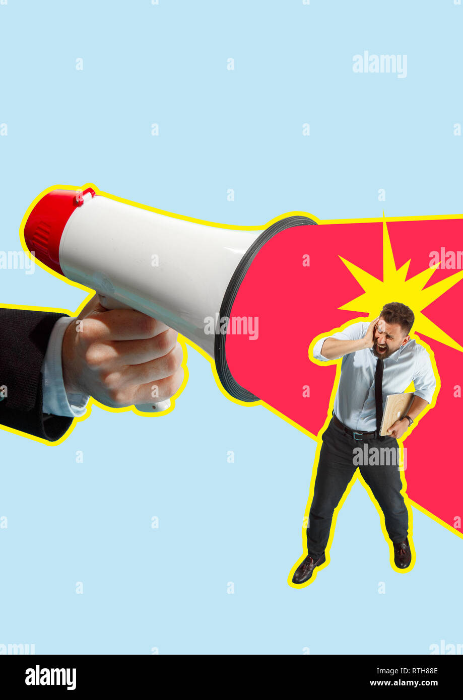 Geschäftsmann schreiend mit einem Megaphon auf farbigen Hintergrund. Geschäftsprozesse, Nachricht, Lautsprecher, Kommunikationskonzept. Zeitgenössische Kunst Collage. Hand Nahaufnahme Stockfoto