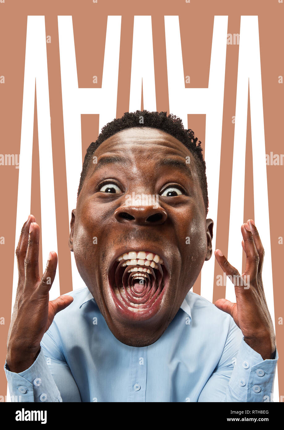 Wow. Zeitgenössische Kunst Collage über die jungen afrikanischen emotionale überrascht Mann mit offenen Mund. Menschliche Gefühle, Mimik Konzept. Schrei aus dem Herzen Stockfoto