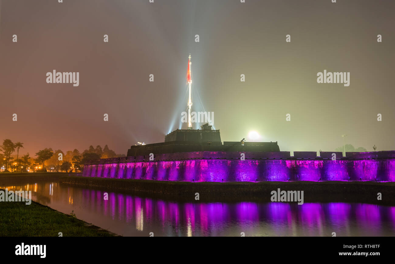 Flagge Turm in der Kaiserstadt in Hue, Vietnam Stockfoto