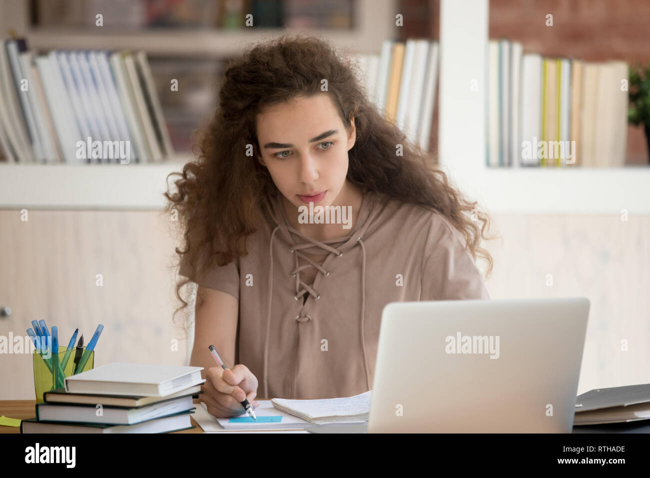 Teen College Graduate student Studieren auf Laptop Notizen zu machen Stockfoto