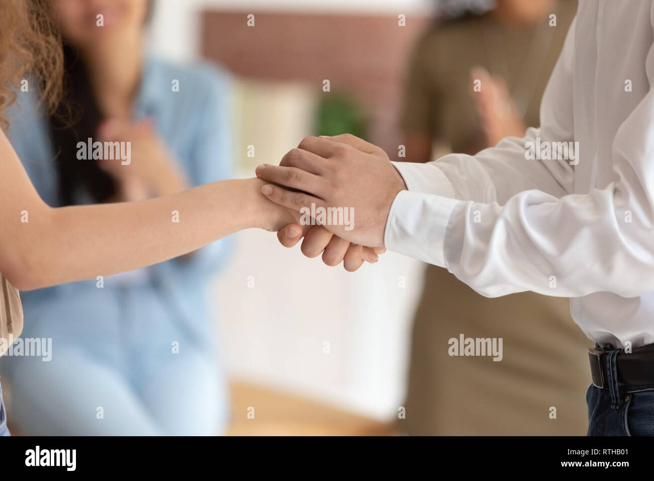 Männlichen Chef die hand Förderung der erfolgreichen Arbeiterin, vertrauen Konzept Stockfoto