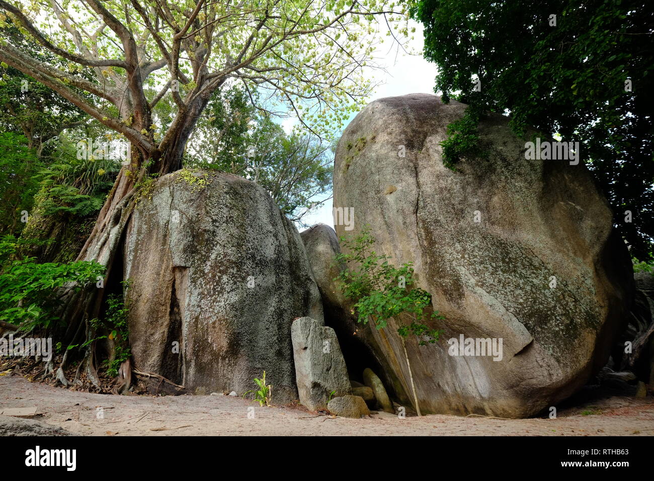 Hamparan Batu raksasa di pantai Tanjung Tinggi Belitung Stockfoto