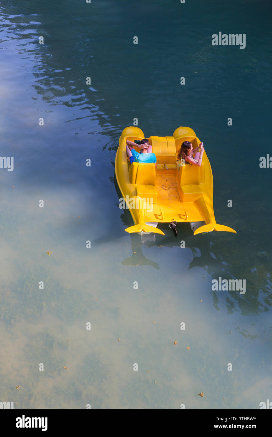 Gelbes Boot, See im Park, neue Athos, Abchasien (Georgien) Stockfoto