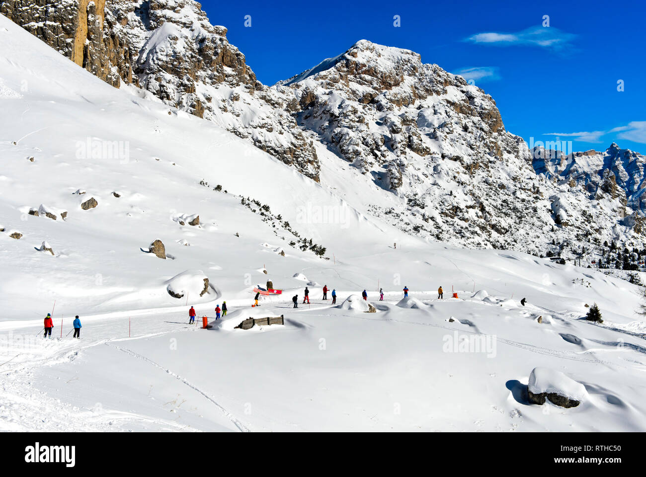 Skifahrer im Skigebiet Colfosco, Corvara, Alta Badia, Südtirol, Italien Stockfoto