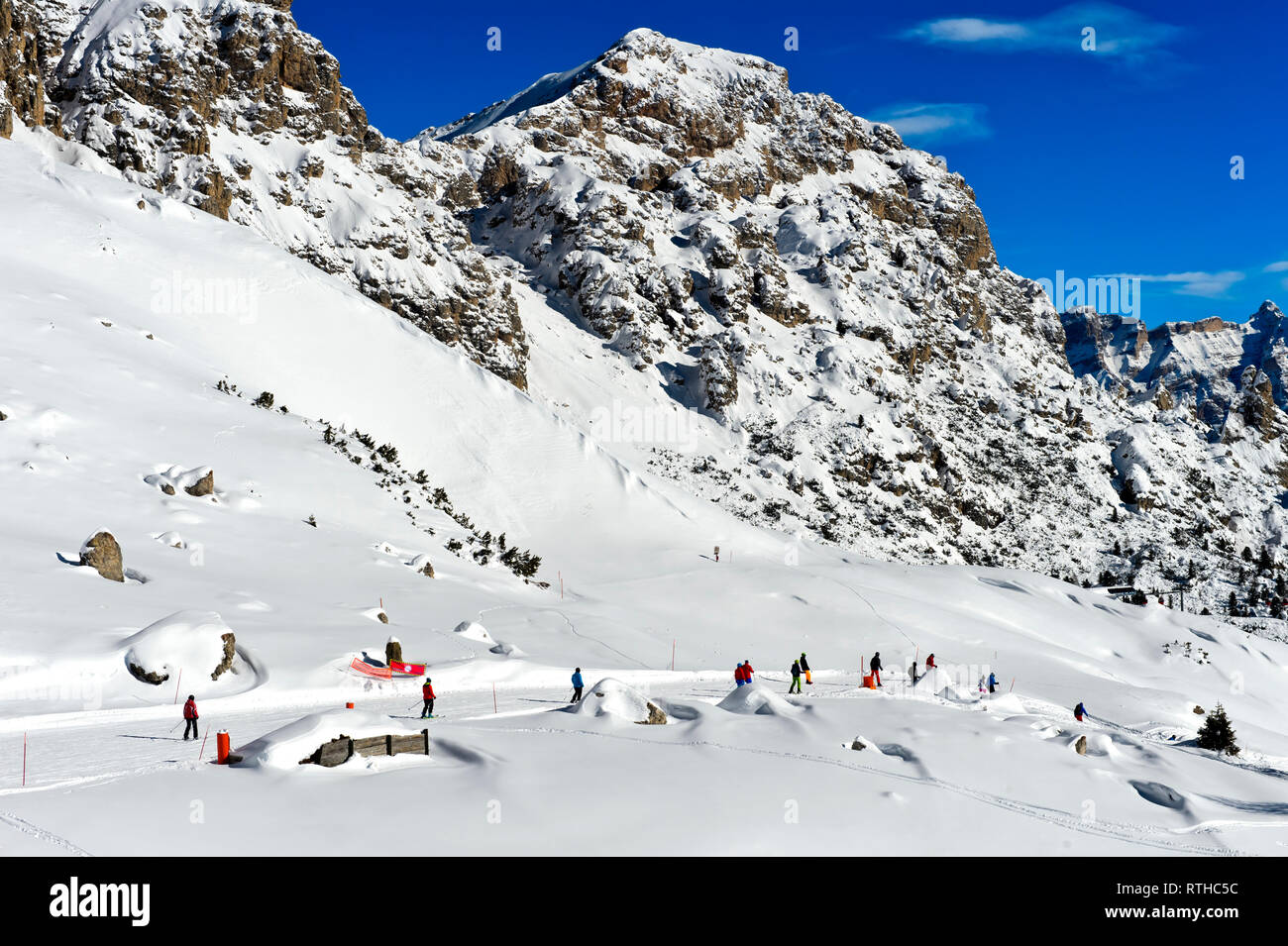 Skifahrer im Skigebiet Colfosco, Corvara, Alta Badia, Südtirol, Italien Stockfoto