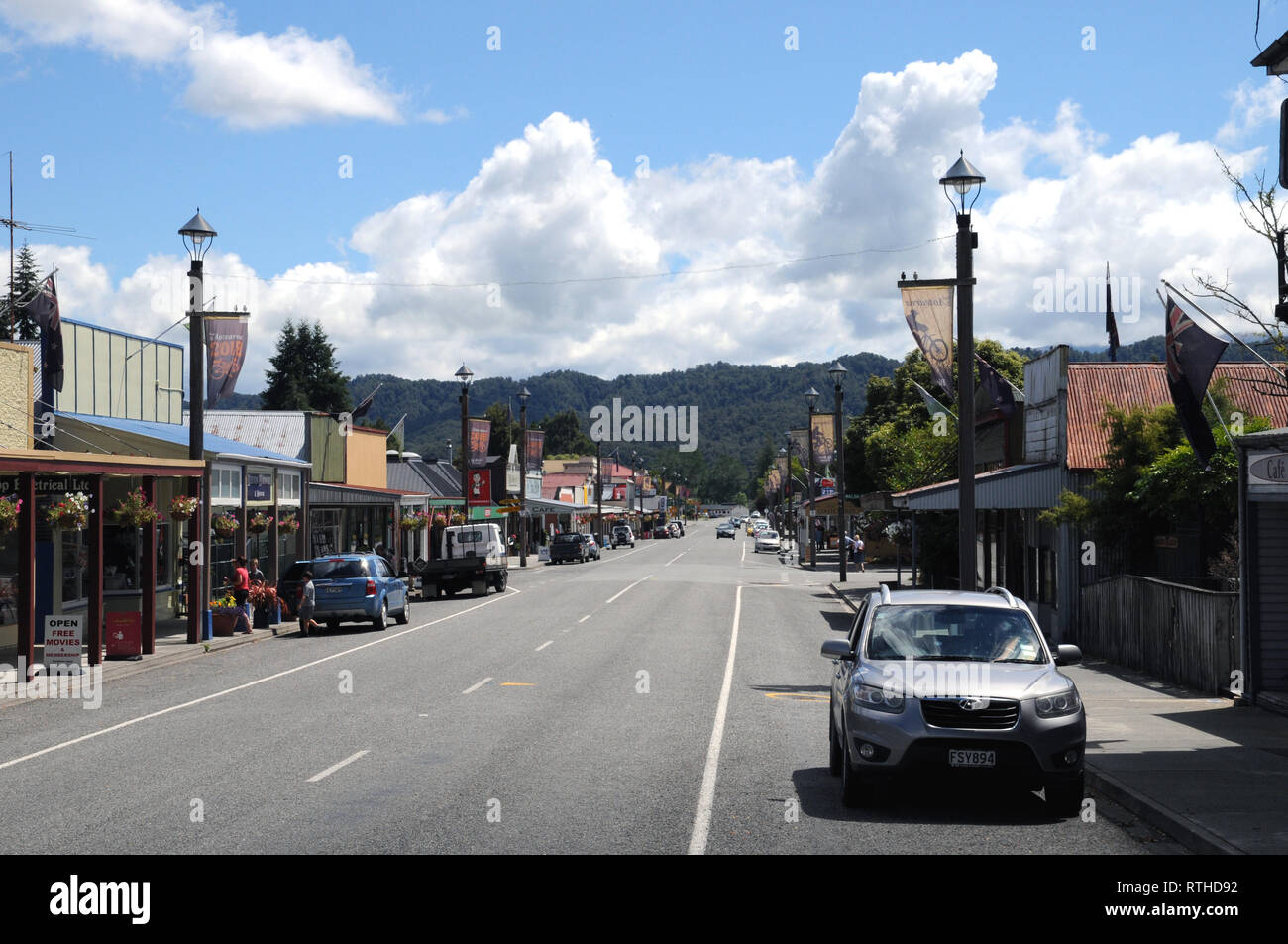 Main Street Reefton in der West Coast Region od South Island, Neuseeland. Die Hauptstraße ist ein beliebter Zwischenstopp für Touristen. Stockfoto