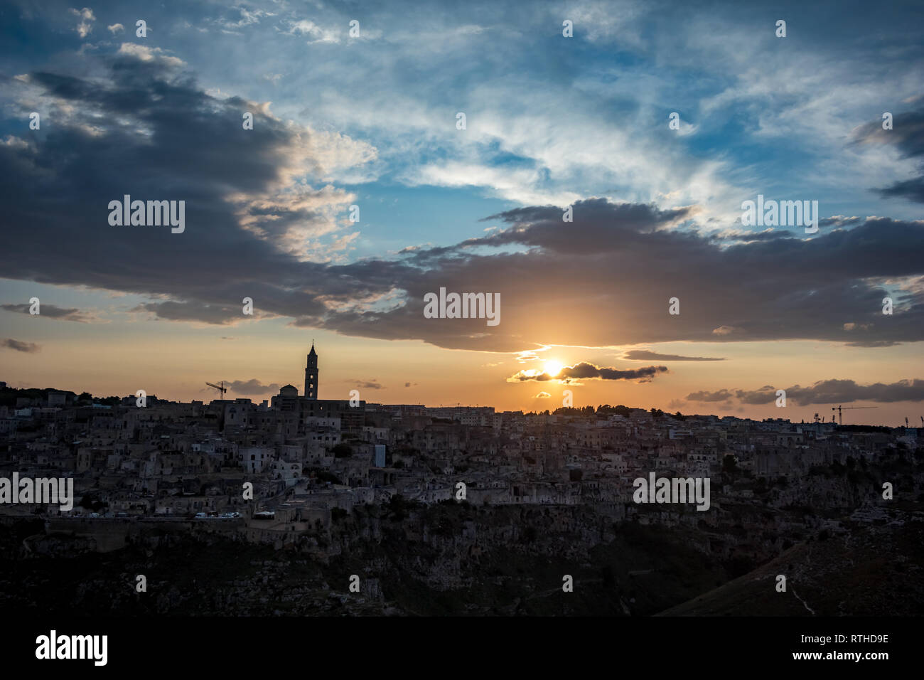 Atemberaubende Aussicht und Sonne ist die Einstellung der Himmel über die Silhouetten von der antiken Stadt Matera, die Sassi di Matera, Basilikata, S Stockfoto