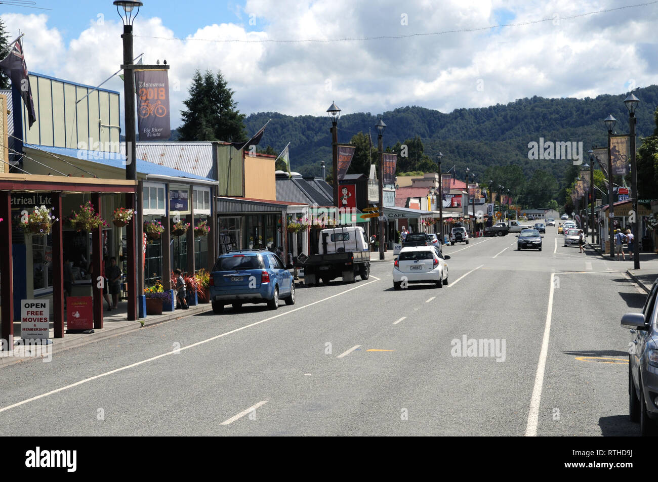 Main Street Reefton in der West Coast Region od South Island, Neuseeland. Die Hauptstraße ist ein beliebter Zwischenstopp für Touristen. Stockfoto