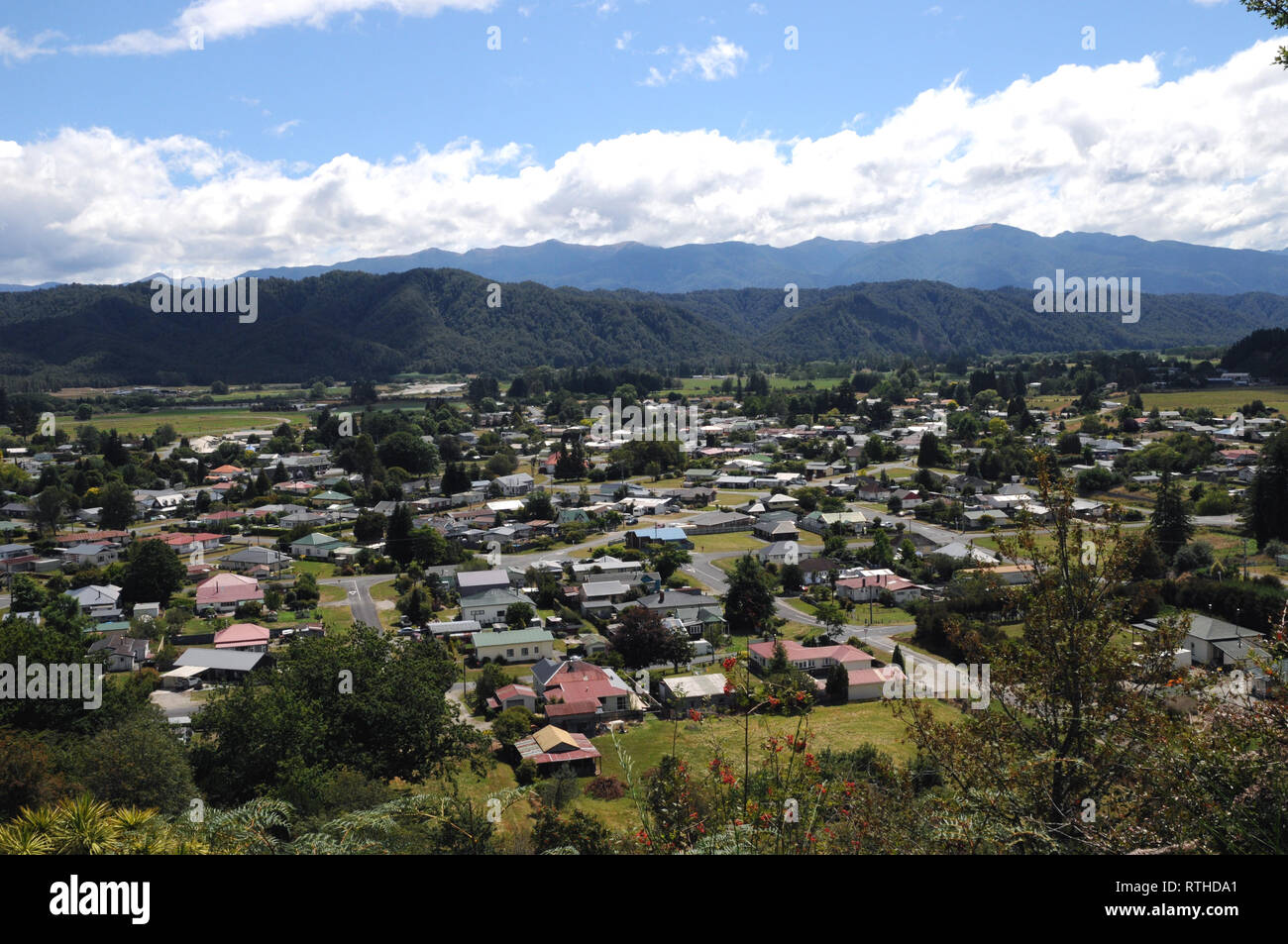 Übersicht der Stadt Reefton, einer kleinen Stadt in der West Coast Region von Neuseeland. Es war ungefähr 1870 als Goldgräberstadt gegründet. Stockfoto