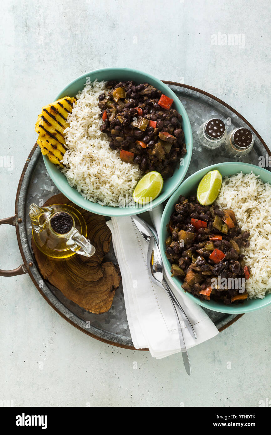 Kubanischen Reis und schwarze Bohnen Teller mit gegrillter Ananas. Gesund Vegan karibisches Essen für die ganze Familie, Party oder Restaurant Menü Stockfoto