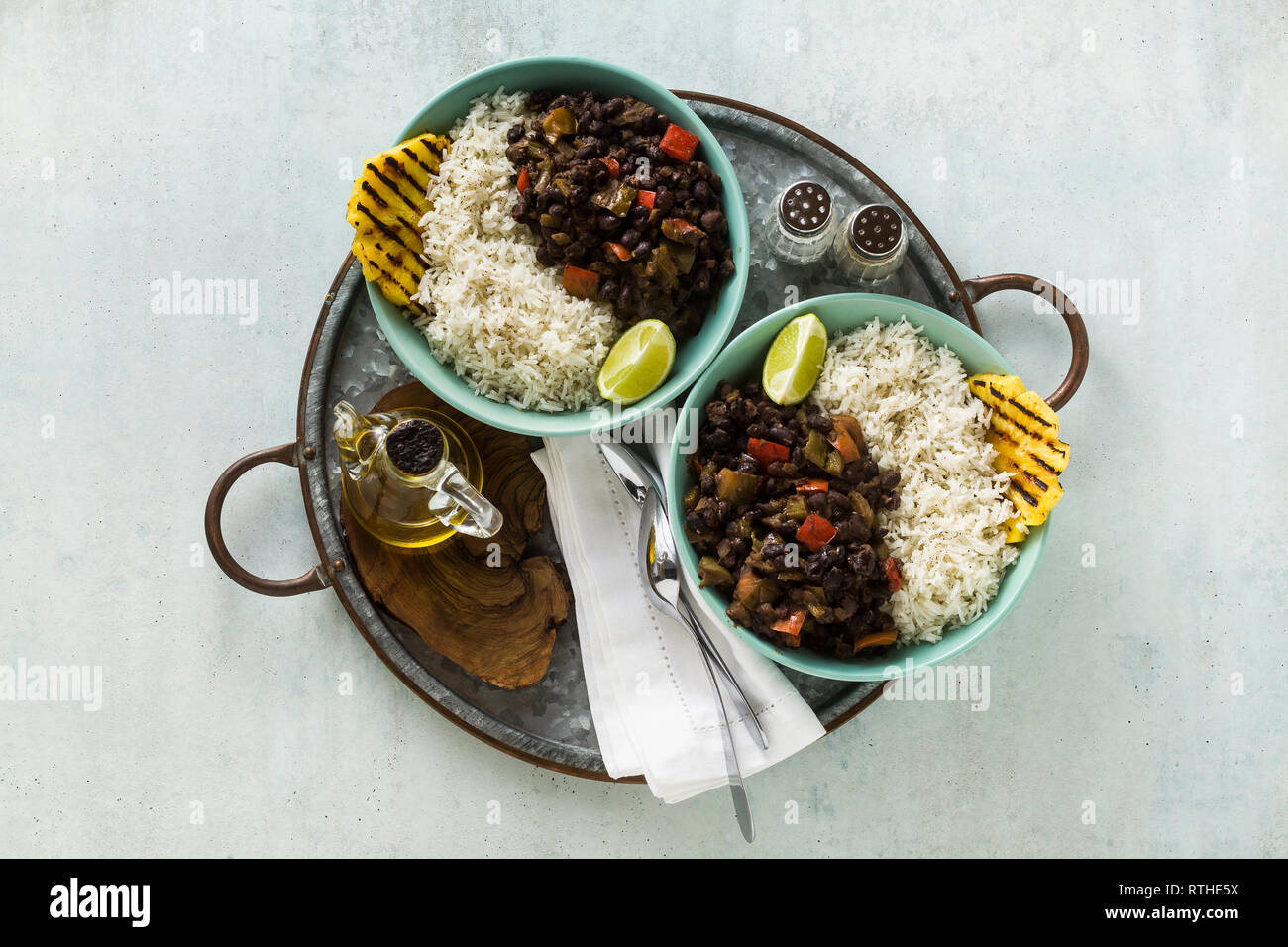 Kubanischen Reis und schwarze Bohnen Teller mit gegrillter Ananas. Gesund Vegan karibisches Essen für die ganze Familie, Party oder Restaurant Menü Stockfoto