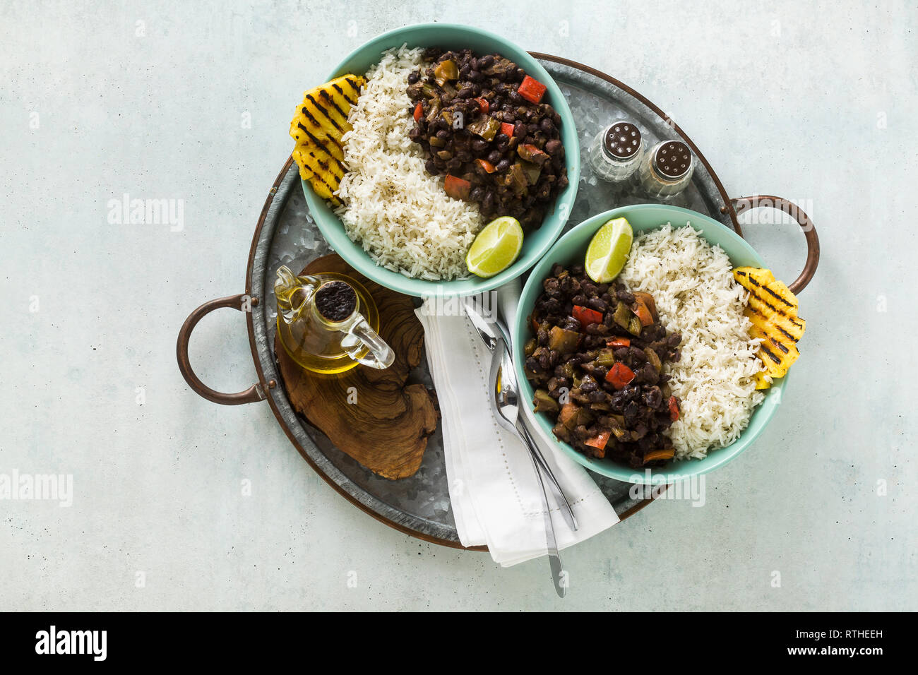 Kubanischen Reis und schwarze Bohnen Teller mit gegrillter Ananas. Gesund Vegan karibisches Essen für die ganze Familie, Party oder Restaurant Menü Stockfoto