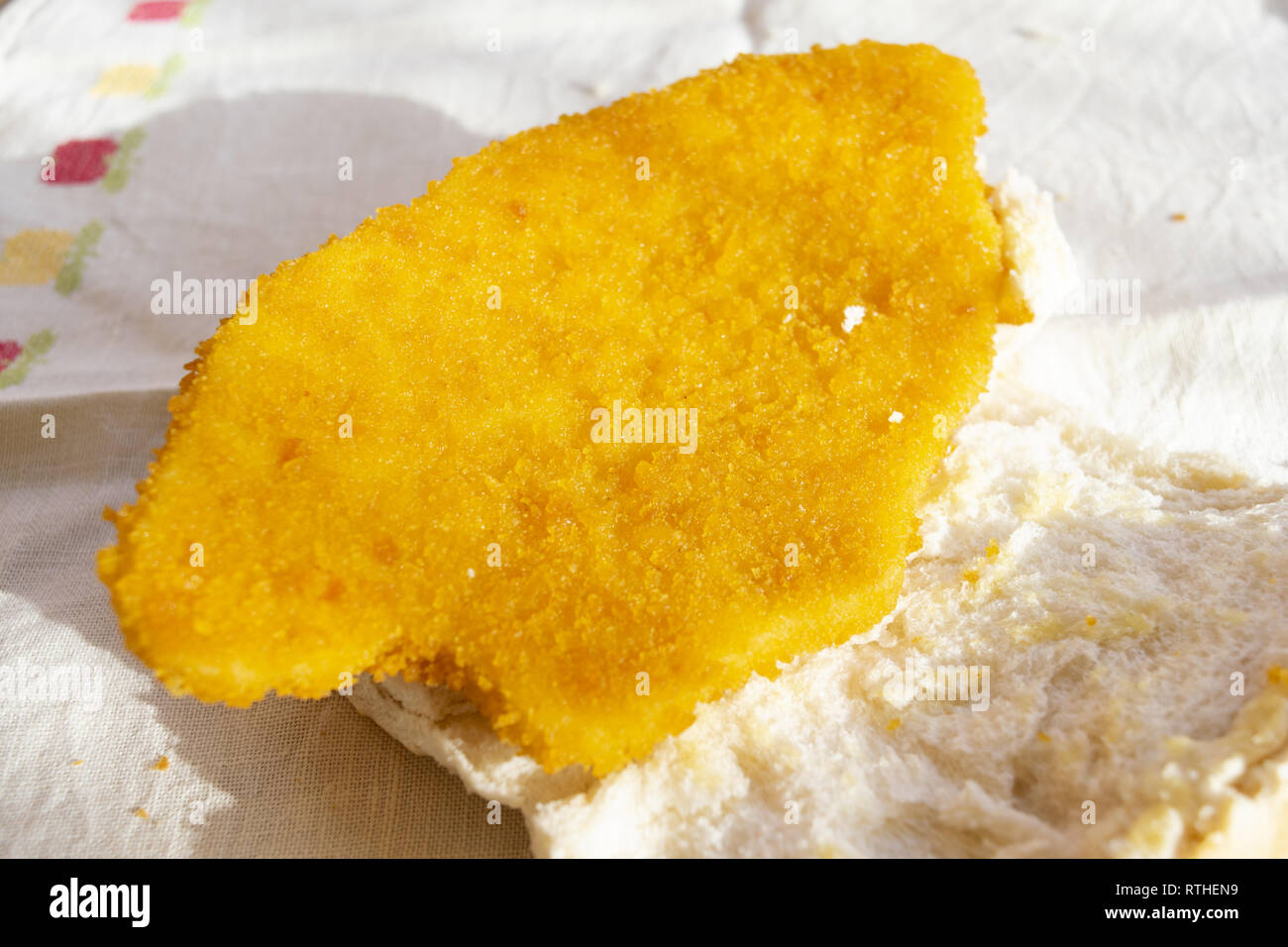Gebraten paniertes Hühnerschnitzel ein Sandwich vorbereiten Stockfoto