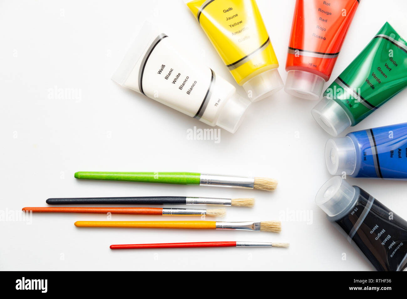 Bürsten mit Acryl Rohre. Bunten Acrylfarben auf weißem Hintergrund Stockfoto