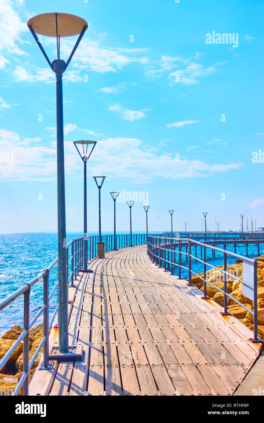 Perspektive der Promenade über dem Meer in Limassol, Zypern Stockfoto