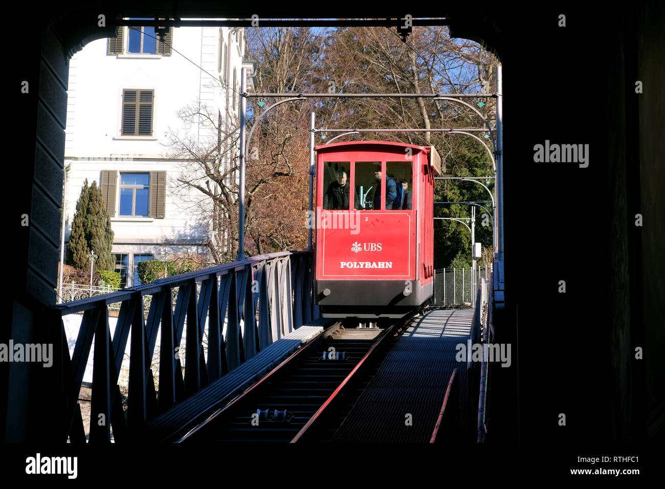 Die Polybahn ist eine meterspurige Standseilbahn in ZŸrich. Sie verbindet das Zentrum mit der Polyterrasse und gleichzeitig mit dem HauptgebŠude der E Stockfoto