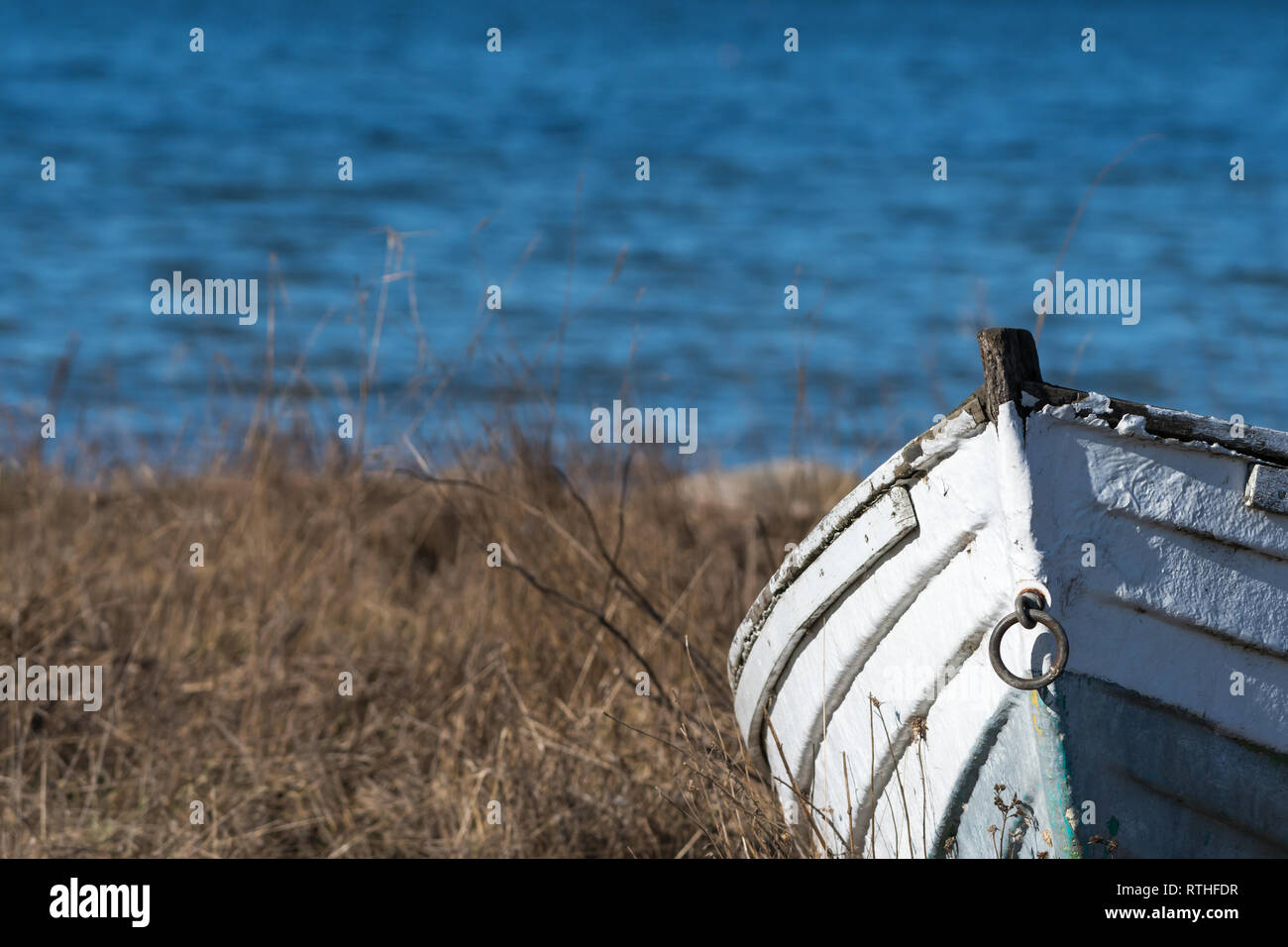 Vorderansicht eines alten, verlassenen Holz- Angeln Boot vom Meer Stockfoto