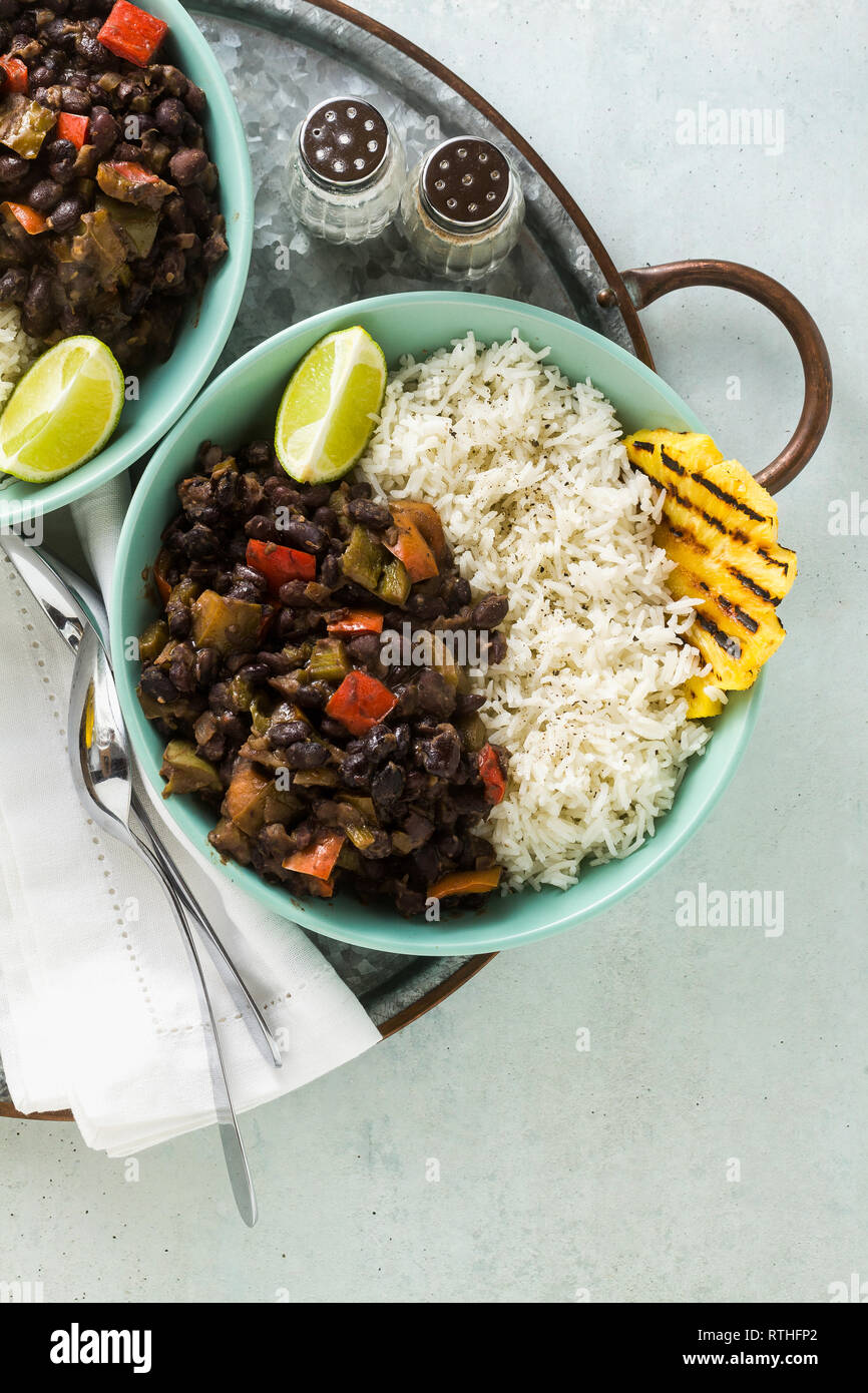 Kubanischen Reis und schwarze Bohnen Teller mit gegrillter Ananas. Gesund Vegan karibisches Essen für die ganze Familie, Party oder Restaurant Menü Stockfoto