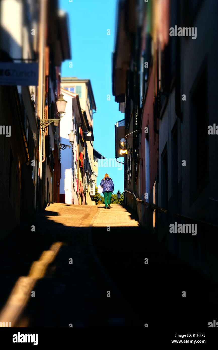 Passantin auf einer Treppe durch die ZŸricher Altstadt. Stockfoto