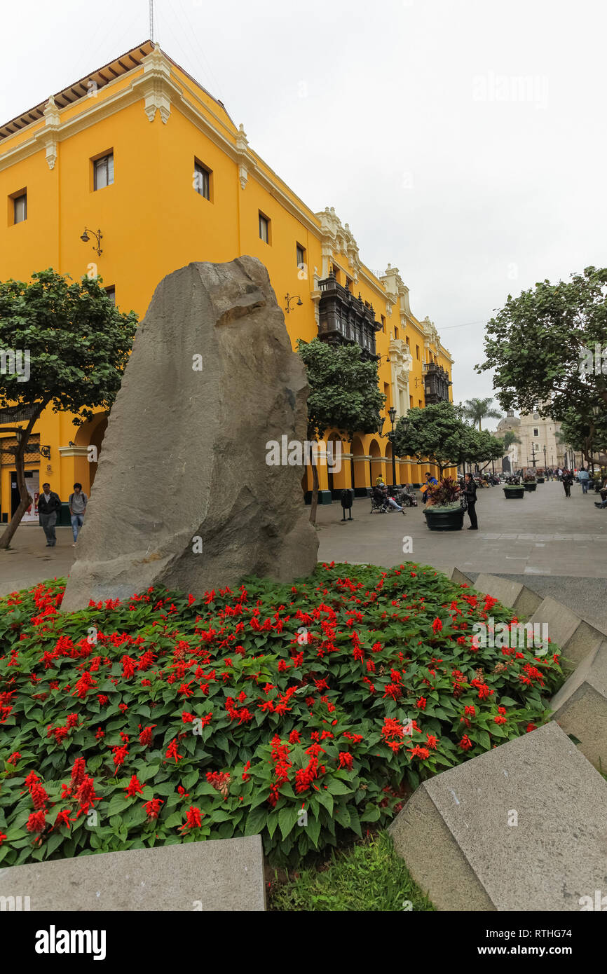 Lima Peru, Juni 2018: Wanka in Granodiorit, Anden basal Stein, Hommage der Stadt Lima der Taulichusco el Viejo, der letzte seiner einheimischen Herrscher. Stockfoto