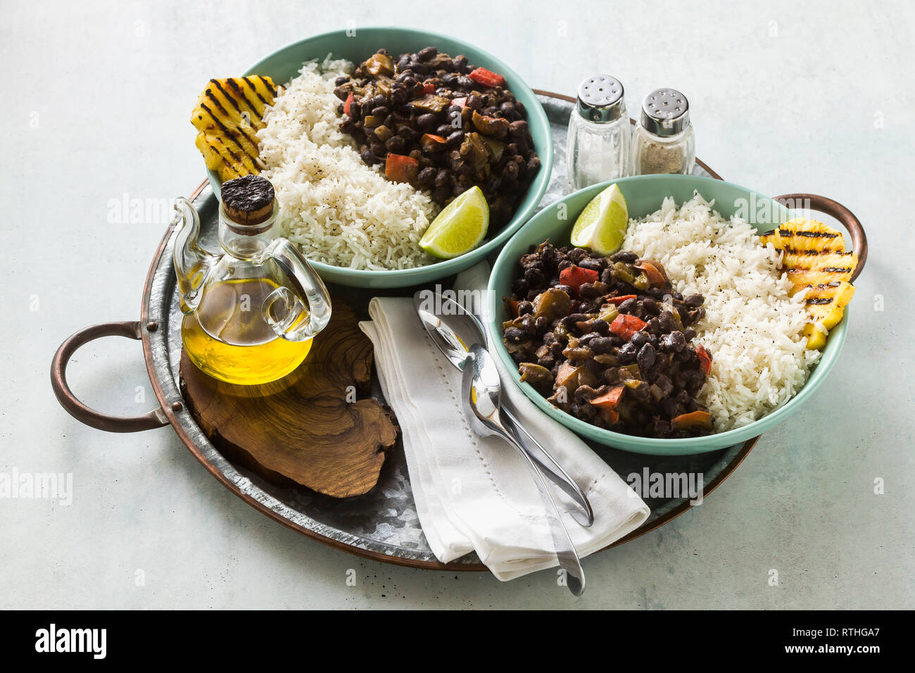 Kubanischen Reis und schwarze Bohnen Teller mit gegrillter Ananas. Gesund Vegan karibisches Essen für die ganze Familie, Party oder Restaurant Menü Stockfoto