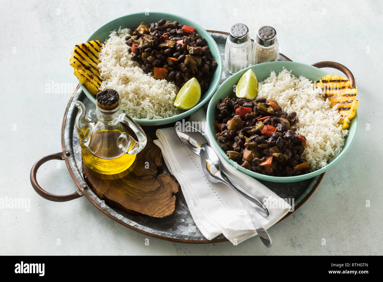 Kubanischen Reis und schwarze Bohnen Teller mit gegrillter Ananas. Gesund Vegan karibisches Essen für die ganze Familie, Party oder Restaurant Menü Stockfoto