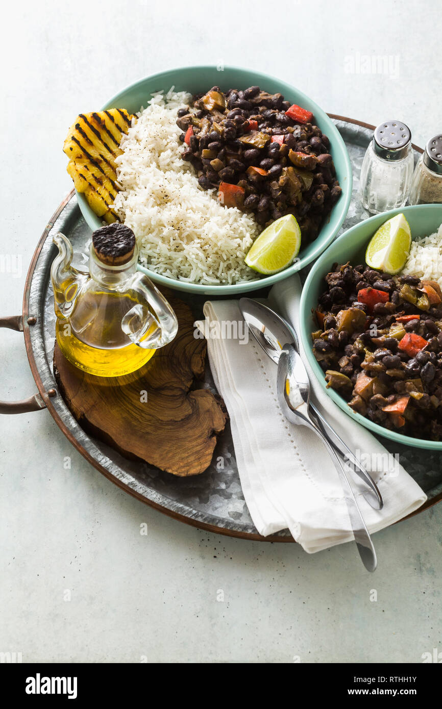 Kubanischen Reis und schwarze Bohnen Teller mit gegrillter Ananas. Gesund Vegan karibisches Essen für die ganze Familie, Party oder Restaurant Menü Stockfoto