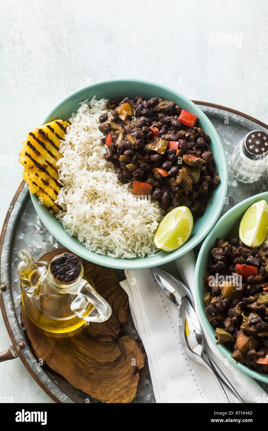 Kubanischen Reis und schwarze Bohnen Teller mit gegrillter Ananas. Gesund Vegan karibisches Essen für die ganze Familie, Party oder Restaurant Menü Stockfoto