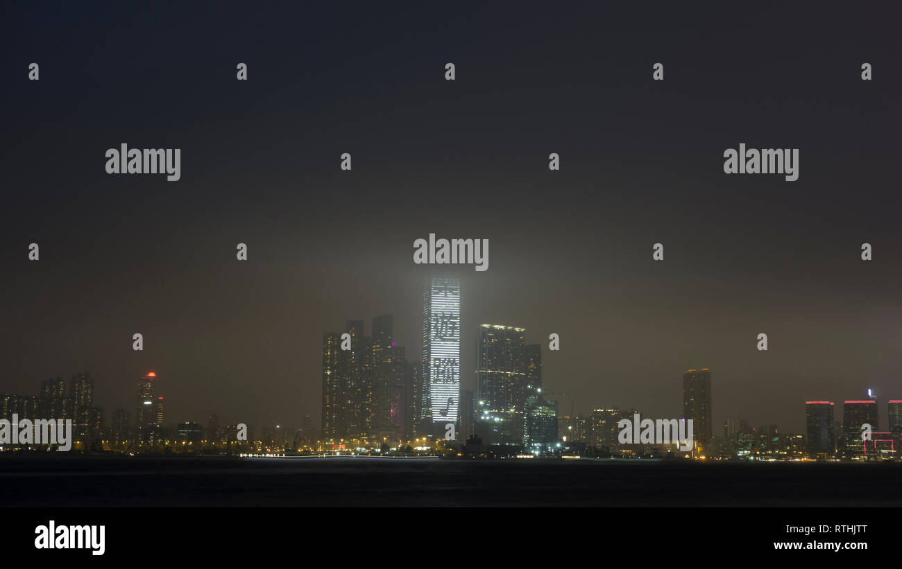 Starke Verschmutzung und Haze und deckt die Skyline von Hong Kong, Hong Kong, China. Stockfoto
