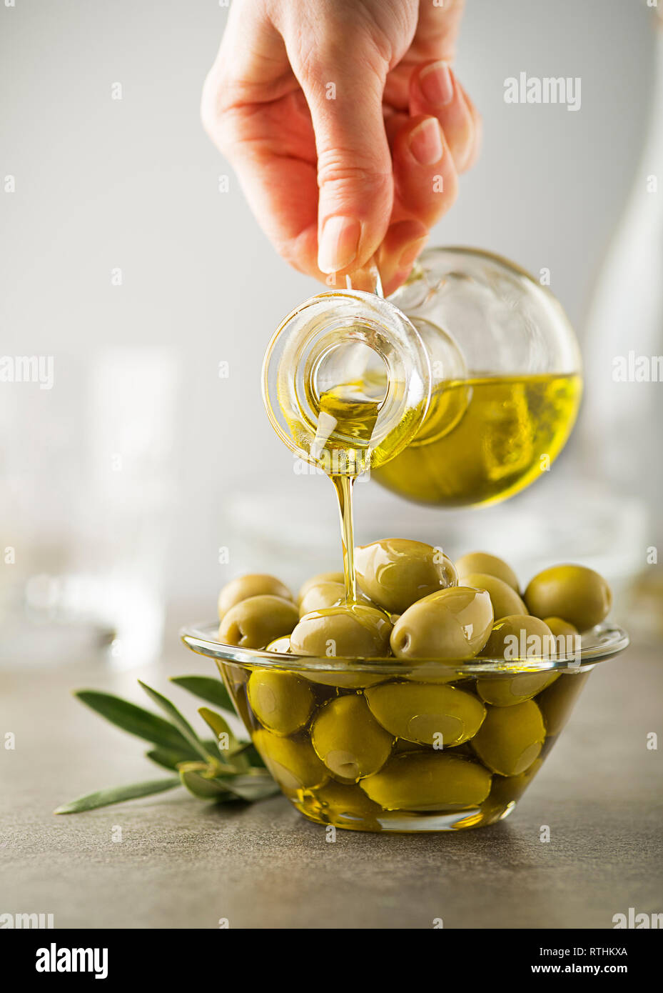 Bio Olivenol Flasche Kaltgepresstes Ol In Das Glasgefass Mit Oliven Giessen Stockfotografie Alamy