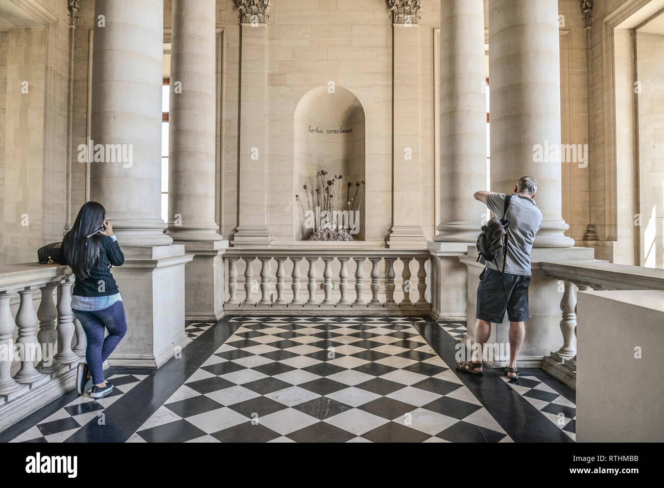 Paris, Frankreich - 7. Mai 2018: Innenraum der Louvre, das weltweit größte Art Museum und ein historisches Denkmal in Paris, Frankreich Stockfoto