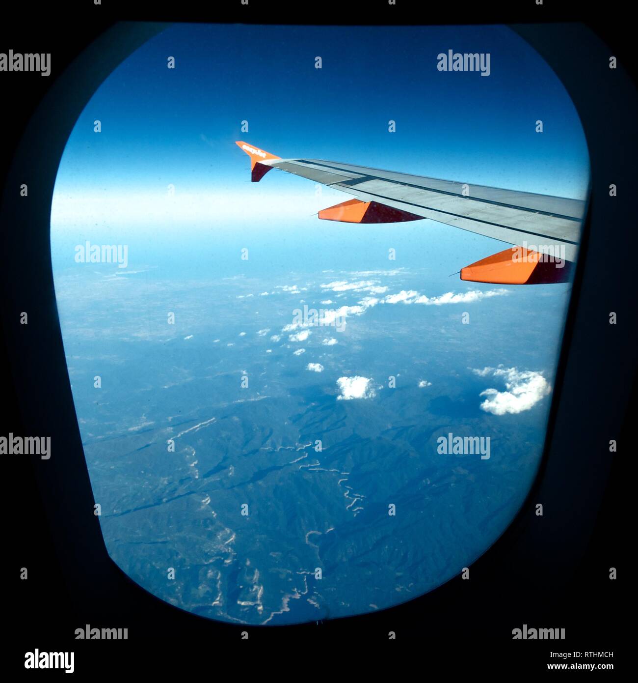 Flugzeug Tragfläche und Berge aus dem Fenster in den Himmel Stockfoto