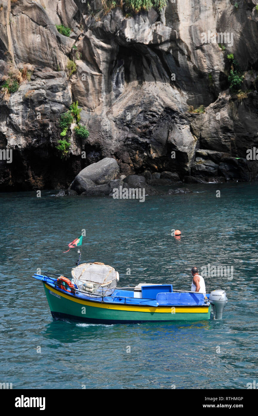 Um Madeira - in den Hafen von Camara de Lobos Stockfoto