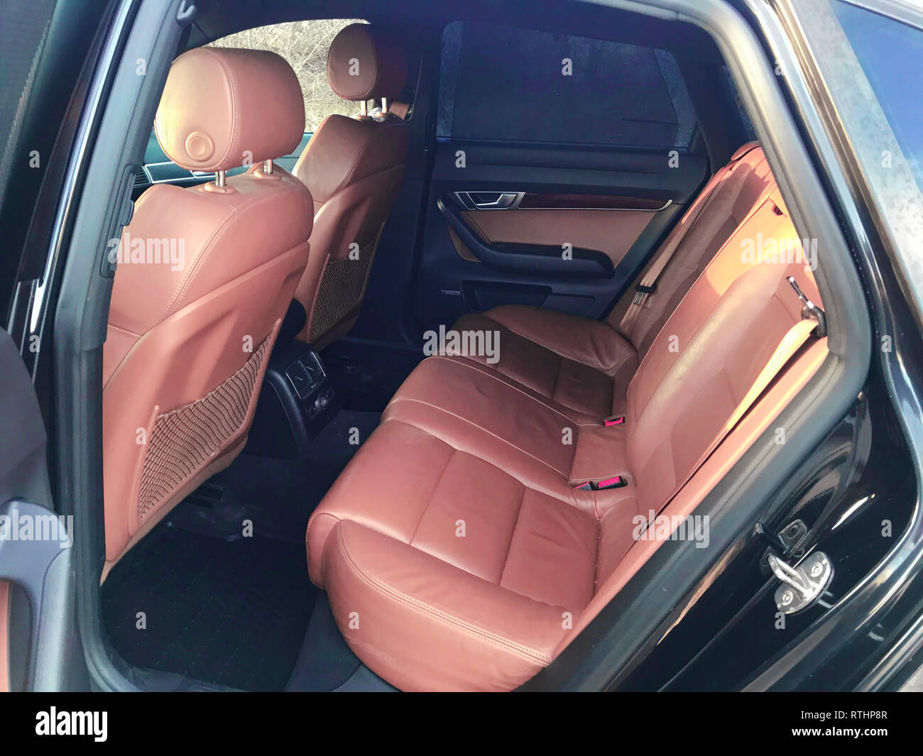 Uxury Auto Details im Innenraum. Armaturenbrett und Lenkrad Stockfoto