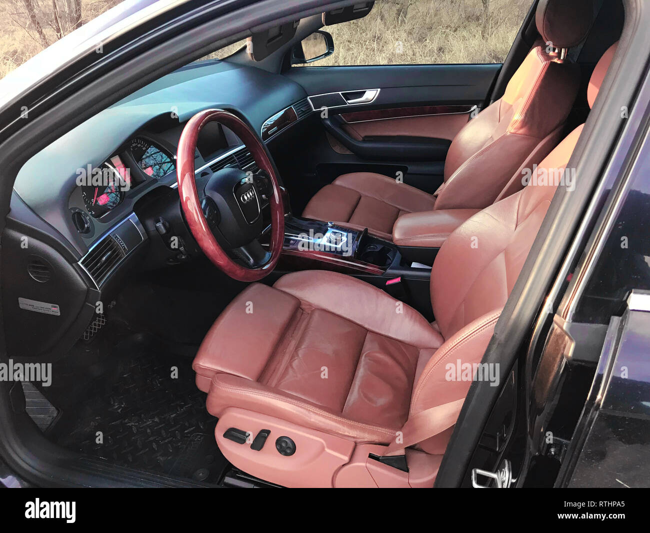 Uxury Auto Details im Innenraum. Armaturenbrett und Lenkrad Stockfoto