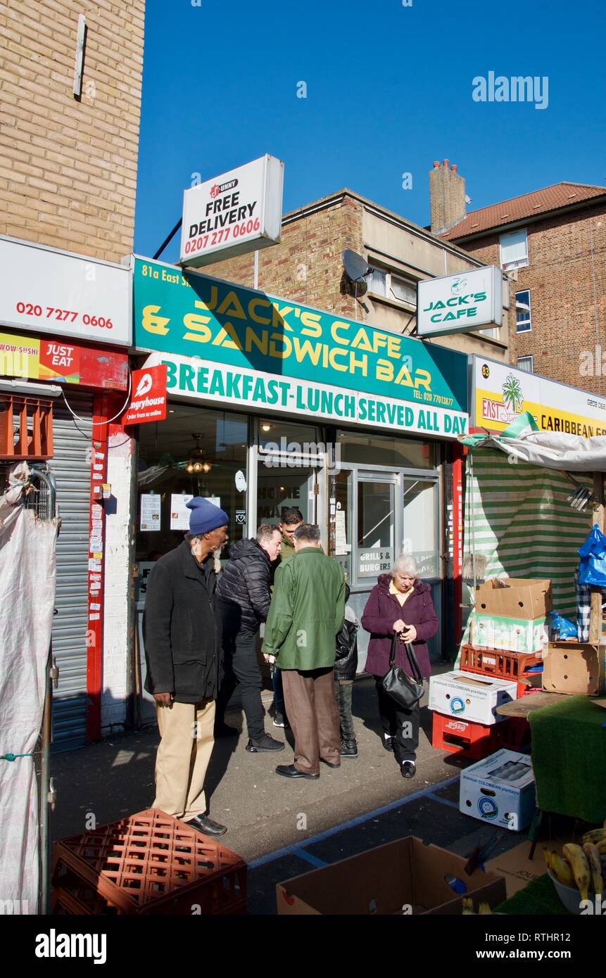 Kunden außerhalb Jack's Cafe & Sandwich Bar, East Street, Walworth, London, UK zu plaudern. Stockfoto