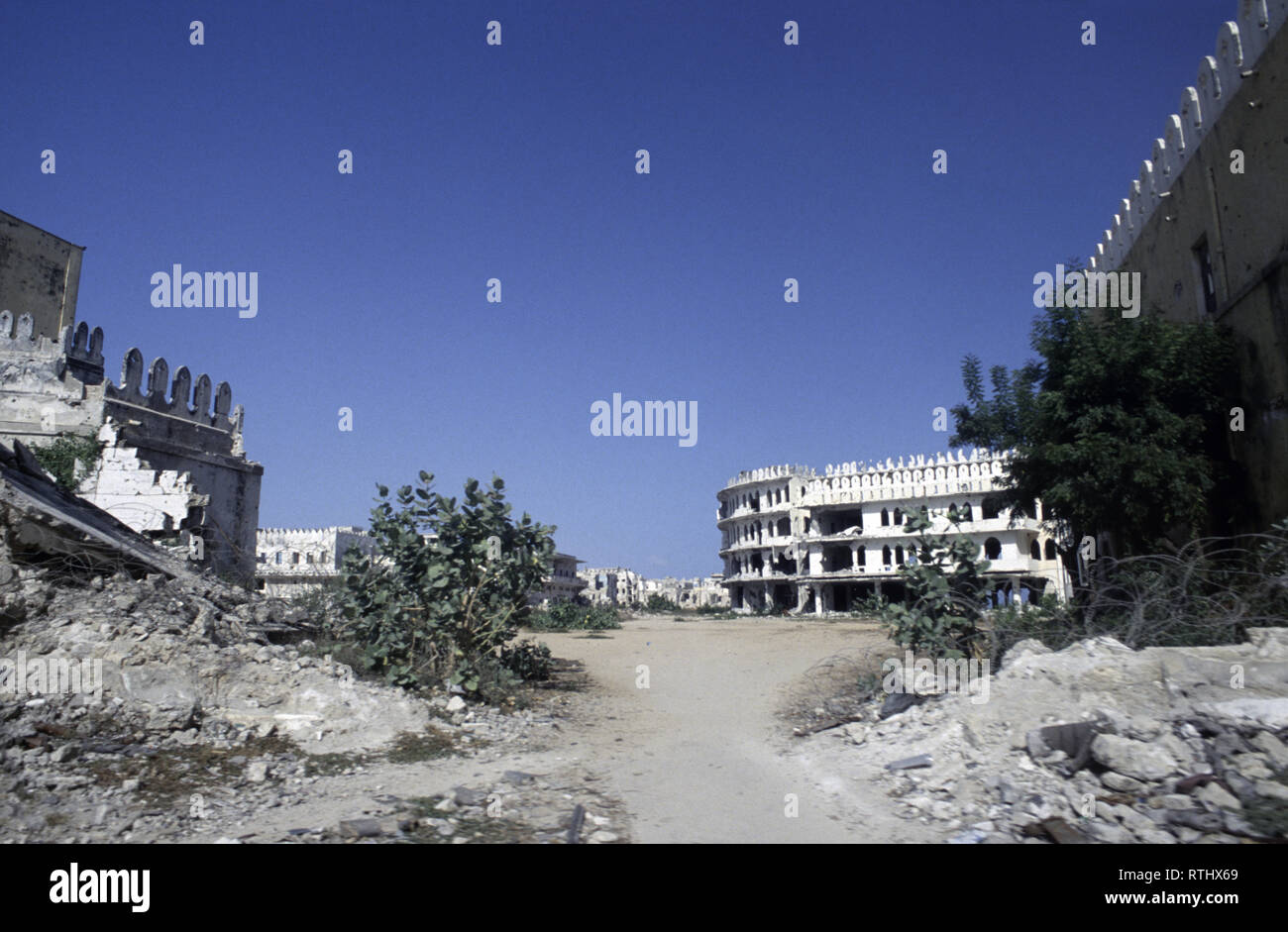 17. Oktober 1993 zerstörte Gebäude und menschenleere Straßen, die auf der "grünen Linie" in Mogadischu, Somalia. Stockfoto