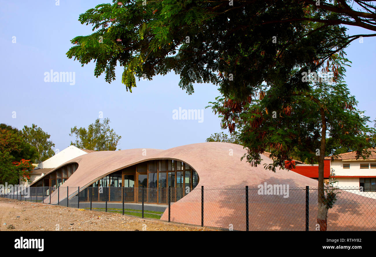 Am frühen Morgen. Maya Somaiya Bibliothek, Kopargaon/Maharashtra, Indien. Architekt: Sameep Padora und Associates (SP+A), 2018. Stockfoto