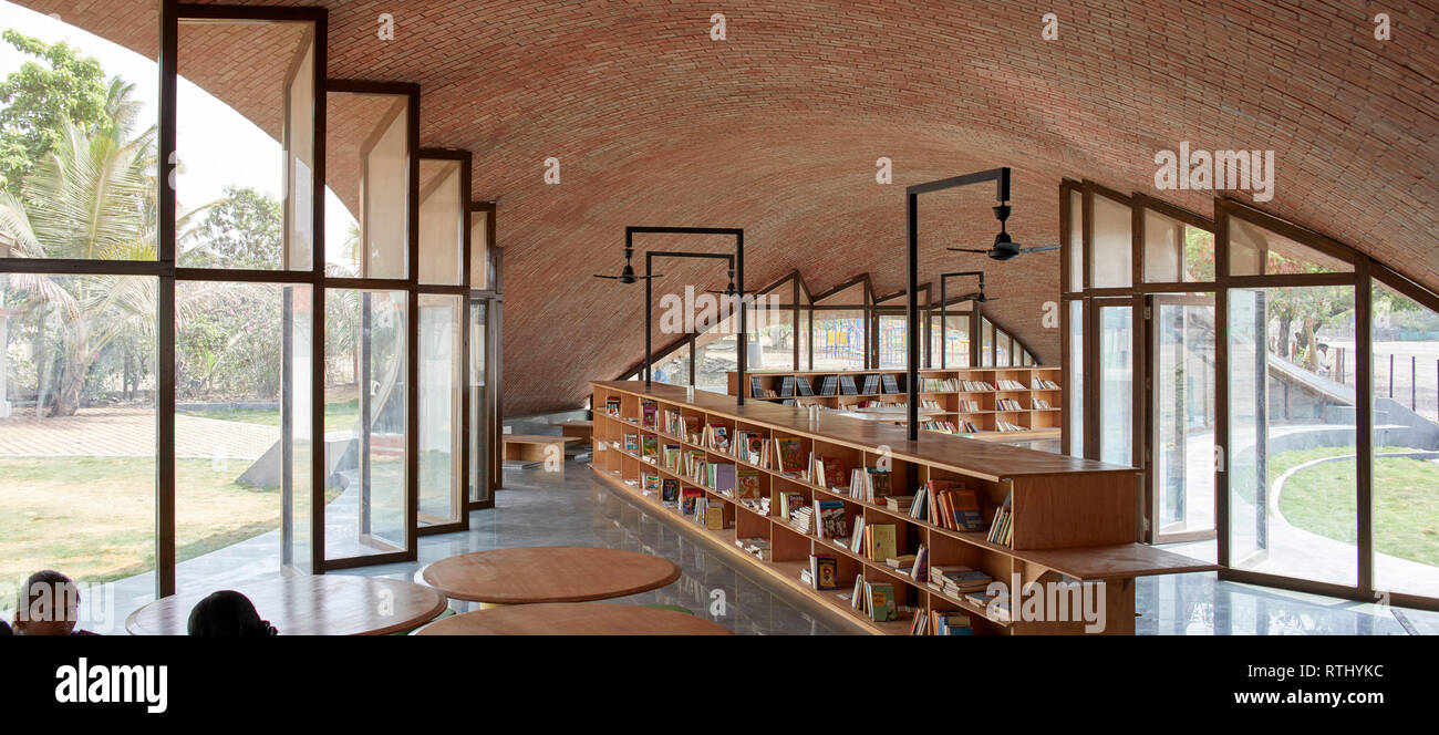 Innenansicht mit Studenten bei der Arbeit. Maya Somaiya Bibliothek, Kopargaon/Maharashtra, Indien. Architekt: Sameep Padora und Associates (SP+A), 2018. Stockfoto