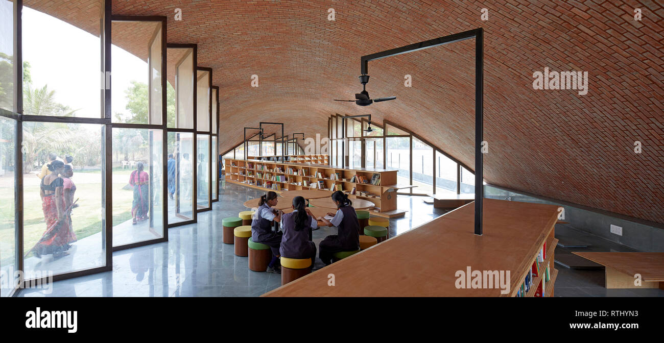 Innenansicht mit Studenten bei der Arbeit. Maya Somaiya Bibliothek, Kopargaon/Maharashtra, Indien. Architekt: Sameep Padora und Associates (SP+A), 2018. Stockfoto