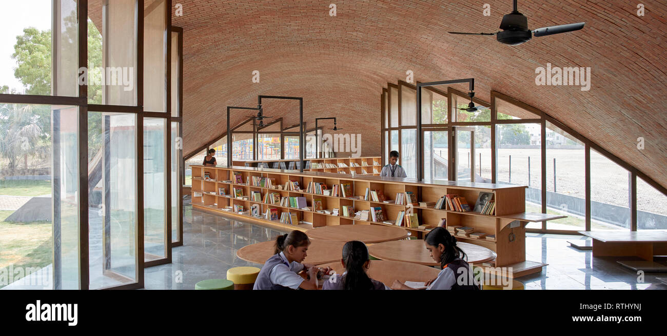 Innenansicht mit Studenten bei der Arbeit. Maya Somaiya Bibliothek, Kopargaon/Maharashtra, Indien. Architekt: Sameep Padora und Associates (SP+A), 2018. Stockfoto