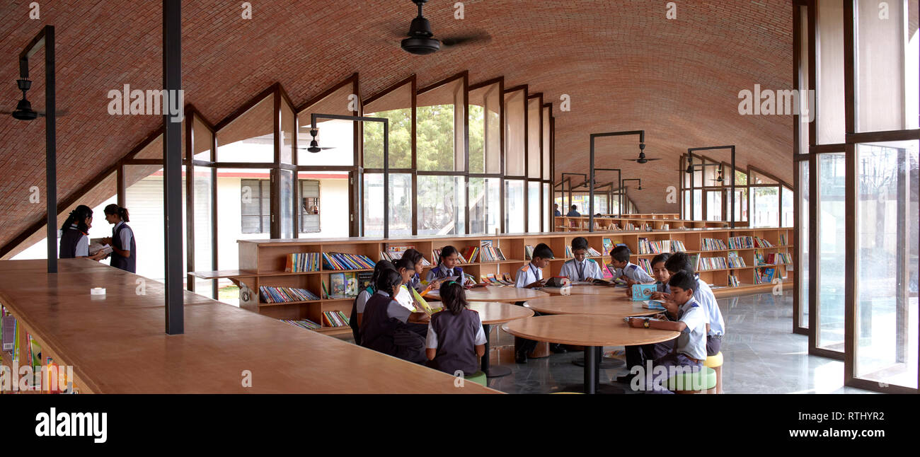 Innenansicht mit Studenten bei der Arbeit. Maya Somaiya Bibliothek, Kopargaon/Maharashtra, Indien. Architekt: Sameep Padora und Associates (SP+A), 2018. Stockfoto