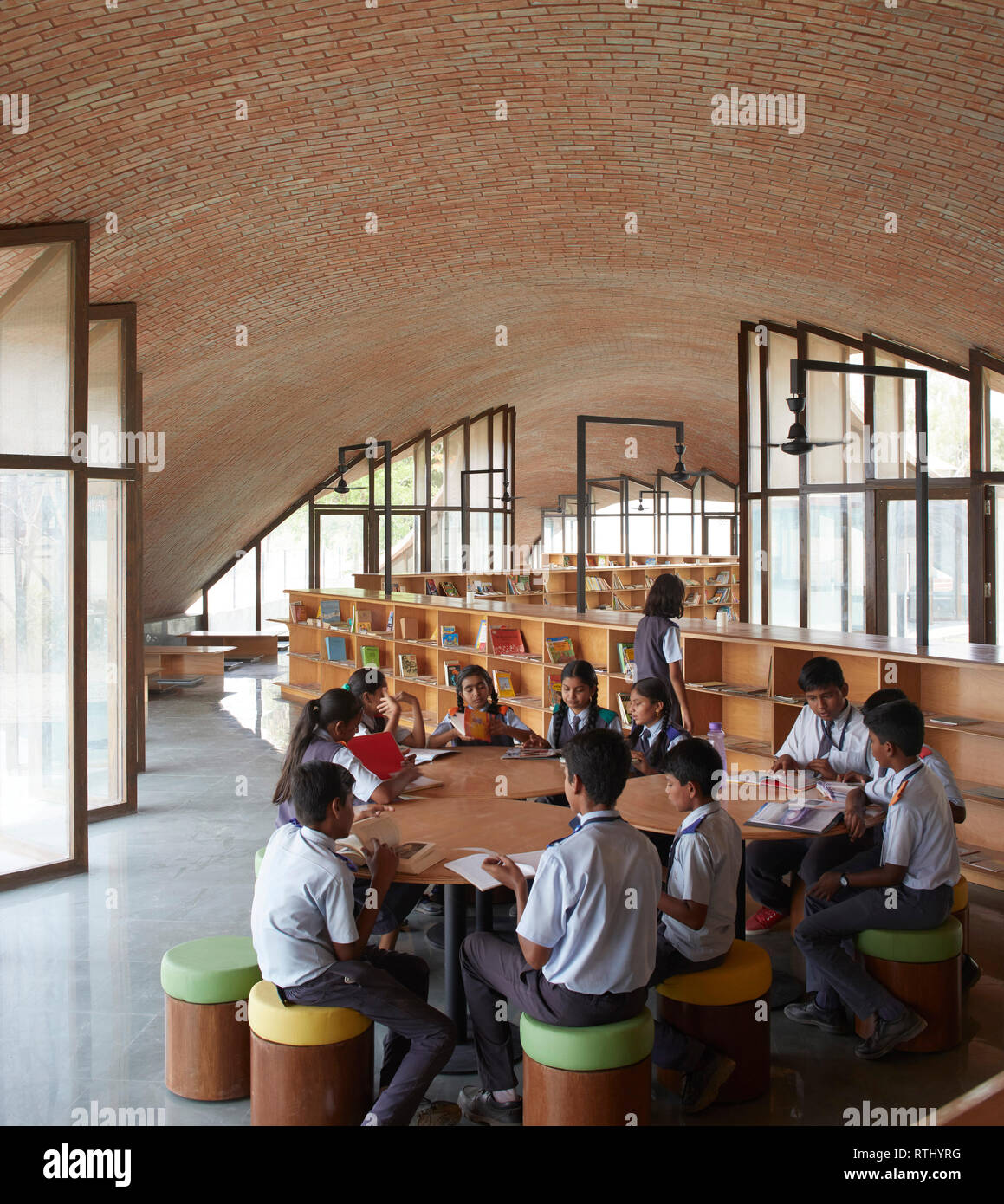 Innenansicht mit Studenten bei der Arbeit. Maya Somaiya Bibliothek, Kopargaon/Maharashtra, Indien. Architekt: Sameep Padora und Associates (SP+A), 2018. Stockfoto