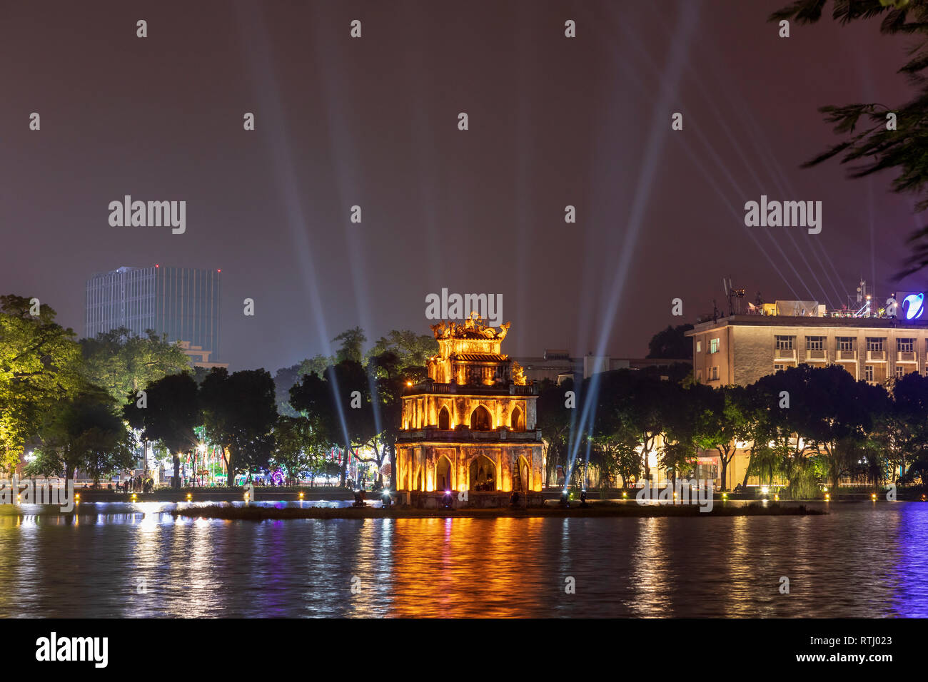 Am nördlichen Ende des Hoan Kiem Lakeis ein Inselchen, auf dem steht eine kleine Turm namens Thap Rua (Schildkröte Turm). Diese Struktur zeichnet die magic Schildkröte Stockfoto